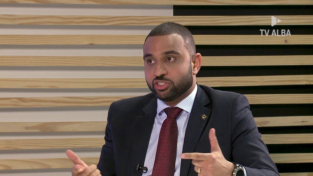 Membro da bancada evangélica na Assembleia Legislativa da Bahia, o deputado estadual Heber Santana (PSC) disse em discurso no plenário nesta terça-feira que "é uma questão de democracia" a decisão do juiz que libera psicólogos a oferecer terapia para homossexualidade, chamada de "cura gay"; "Uma decisão dando liberdade a pessoas que optaram por ter um relacionamento homossexual e, quando optam por não ter mais, decidem procurar um psicólogo e não podem? Que democracia é essa?", questionou o deputado; auto definido como "ex-gay", "ex-bandido" e "ex-drogado", o deputado Pastor Sargento Isidório (Avante) se associou ao colega de bancada