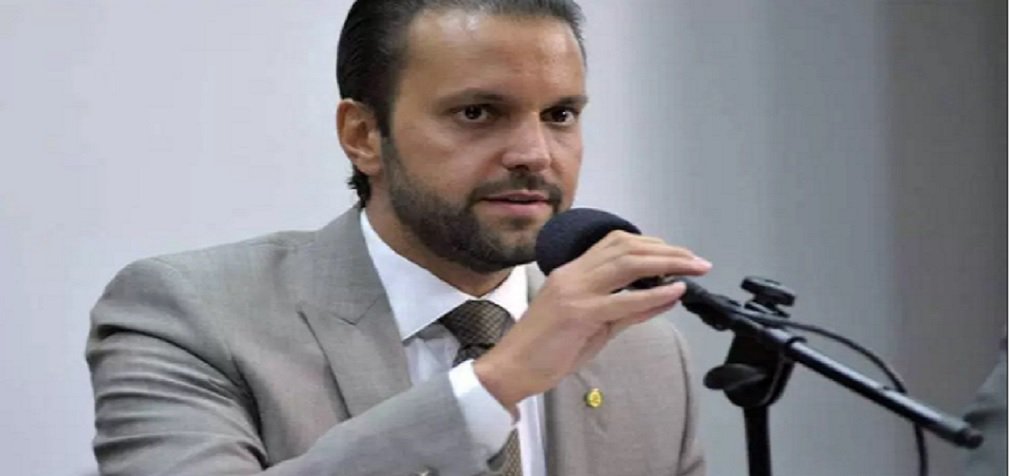 O deputado federal Alexandre Baldy irá tomar posse como ministro das Cidades nesta semana; em nota, o Podemos informou hoje que o deputado está fora do partido porque é incompatível a posse no ministério com a posição de independência da legenda diante do governo federal; "Por isso, o partido já trata de sua imediata desfiliação, desejando boa sorte ao parlamentar", diz o texto; Baldy deve se filiar ao PP; o deputado tem como base a cidade de Anápolis e hoje é um dos principais aliados do presidente da Câmara, Rodrigo Maia; Baldy costuma acompanhar Maia em viagens oficiais e não oficiais