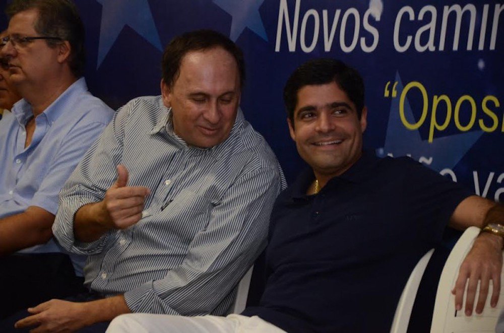 O terreno vendido na semana passada pela prefeitura de Salvador no bairro do Itaigara, zona nobre da cidade, foi arrematado para abrigar mais uma unidade do supermercado Hiper Ideal, cujo dono é o presidente do PSDB na Bahia, deputado federal João Gualberto; amigo do prefeito ACM Neto, o tucano pagou R$ 20 milhões pelo imóvel, de acordo com o Metro 1. A área possui uma extensão de 8.293 m² e fica localizada próximo ao Shopping Boulevard 161