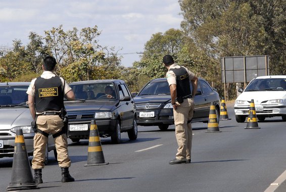 As polícias rodoviárias Estadual e Federal registraram 32 acidentes, com 24 feridos e nove mortes nas estradas do Ceará durante o fim de semana. 16 pessoas foram autuadas e uma detida por dirigir sob o efeito de álcool