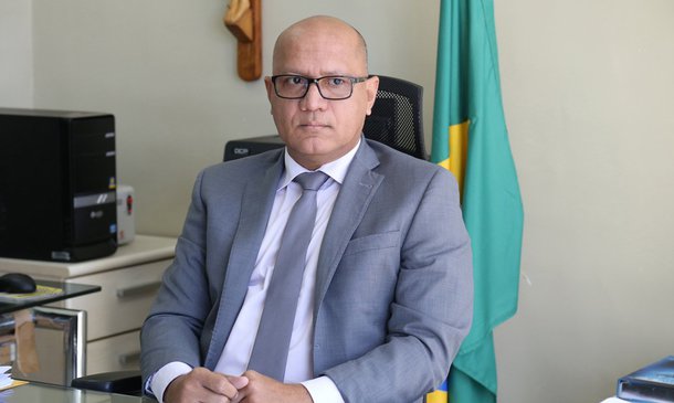 O secretário de Administração e Previdência, Franzé Silva, revela que não haverá aumento real de salário, mas apenas a reposição das perdas com a inflação; governo do Piauí já anunciou reajuste salarial de 6,29% para agentes penitenciários, agentes de polícia, delegados, escrivães, peritos criminais e militares; com data base também em maio, outras categorias também serão beneficiadas; segundo ele, aumentos serão dados dentro de condições que possam ser cumpridas: "Não podemos de forma nenhuma desequilibrar o fluxo de caixa, mas também não podemos deixar desmotivado os servidores que prestam para a população os serviços essenciais"