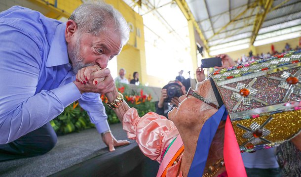 Em novo discurso em Alagoas, terceiro estado da caravana pelo Nordeste, o ex-presidente Lula pediu nesta quarta-feira 23 para que o combate à corrupção no Brasil não destrua as nossas empresas; "Para acabar com a corrupção você não pode acabar com as empresas, você prende o empresário e deixa os trabalhadores que precisam de salário", destacou; "Eles acabaram com o Farmácia Popular, querem vender a Eletrobras e querem destruir a engenharia brasileira a pretexto de combater corrupção", disse Lula; assista à íntegra