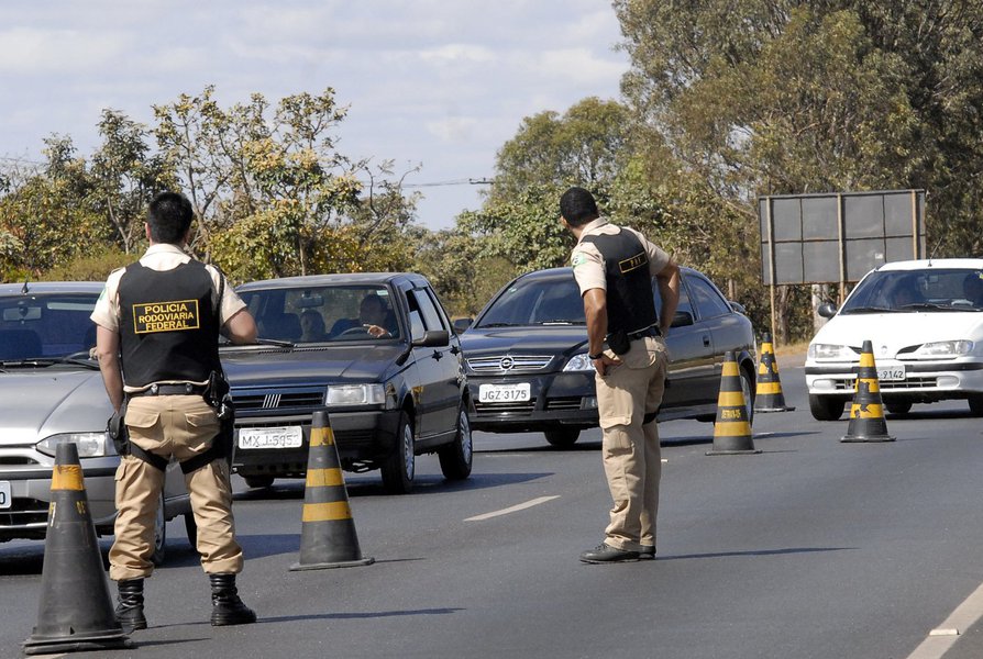 As polícias rodoviárias Estadual e Federal registraram 32 acidentes, com 24 feridos e nove mortes nas estradas do Ceará durante o fim de semana. 16 pessoas foram autuadas e uma detida por dirigir sob o efeito de álcool