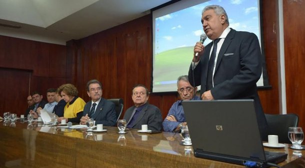 O prefeito de Gurupi, Laurez Moreira (PSB), defendeu a rescisão imediata de contrato com a empresa Galvão, responsável pela duplicação da BR 153, durante audiência que discute a duplicação da rodovia na a Assembleia Legislativa do Estado de Goiás; "Sabemos dos problemas que as empreiteiras brasileiras estão passando, mas, não justifica esse contrato não ter sido rescindido, uma vez que a Galvão não cumpriu com suas metas. Precisa haver uma nova licitação para ver se outra empresa nacional ou internacional tem interesse de participar desta obra, que é vital para o crescimento da nossa economia", disse Moreira