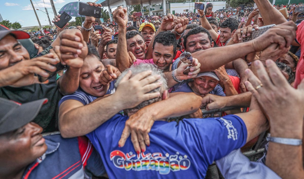 Em mais um ato no Piauí na noite deste sábado 2, na capital Teresina, o ex-presidente Lula lembrou dos tempos em que o Brasil "viveu um momento extraordinário", quando "a gente tinha orgulho de mostrar o passaporte em qualquer lugar"; "Mas esse país extraordinário está acabando. Porque me parece que as pessoas que deram o golpe não conseguem explicar por que o país só piora", lamentou; "Já fomos o país mais feliz do mundo. Hoje vizinhos se negam um bom dia", comparou Lula, em crítica ao governo Temer; a solução, disse ele, será "quando tivermos um governo democraticamente eleito"