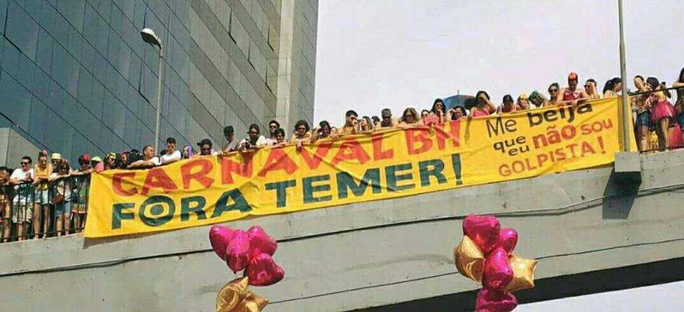 O Jornal Nacional deste sábado (25) fez uma ampla cobertura sobre o carnaval de rua em todo o país e conseguiu esconder os inúmeros protestos contra o covil golpista. A TV Globo simplesmente omitiu o "Fora Temer" gritado por centenas de milhares de foliões