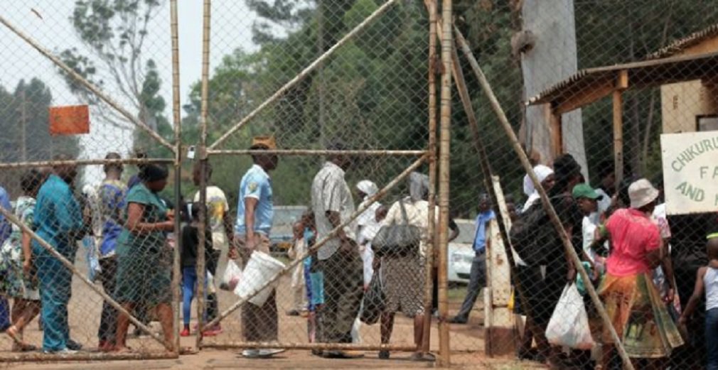 Os três brasileiros que estavam presos na África foram liberados neste sábado (11); eles foram detidos ontem (10) por policiais locais em uma mina de diamantes localizada a cerca de 270 quilômetros de Harare, capital do Zimbábue, onde participavam de um evento que discutia a questão de exploração de minérios em comunidades da região; brasileiros foram liberados depois de passar por um procedimento judicial e pagar multas de US$ 100 cada um por terem sido encontrados em um local de entrada não autorizada