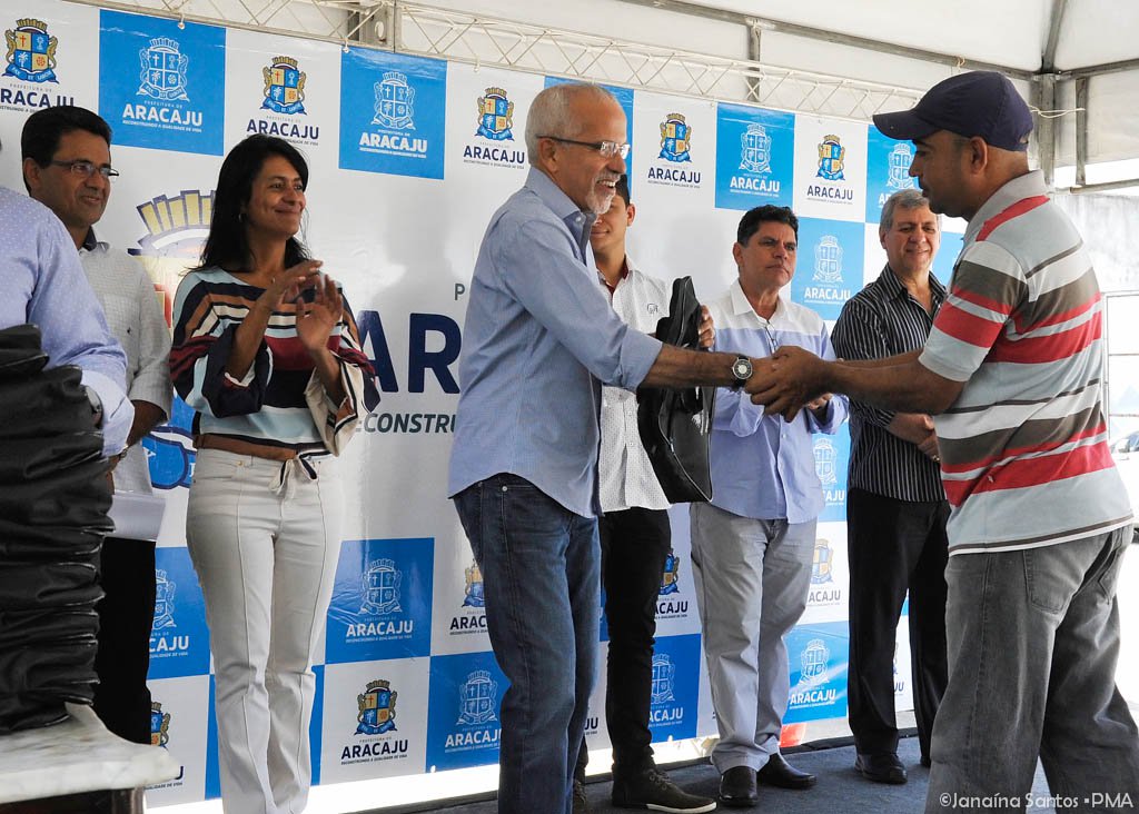 Com uma aula em praça pública, a Prefeitura de Aracaju deu início, nesta segunda-feira, ao curso profissionalizante "Mecânico de Manutenção de Motocicletas"; a iniciativa, desenvolvida pela Fundação Municipal de Formação para o Trabalho (Fundat) em parceria com o Serviço Nacional de Aprendizagem Industrial (Senai), foi acompanhada pelo prefeito Edvaldo Nogueira; todo o curso, cuja duração é de 220 horas, se dará na unidade móvel do Senai, que ficará estacionada na Praça da Juventude, no conjunto Augusto Franco