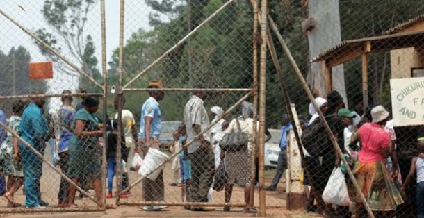 Os três brasileiros que estavam presos na África foram liberados neste sábado (11); eles foram detidos ontem (10) por policiais locais em uma mina de diamantes localizada a cerca de 270 quilômetros de Harare, capital do Zimbábue, onde participavam de um evento que discutia a questão de exploração de minérios em comunidades da região; brasileiros foram liberados depois de passar por um procedimento judicial e pagar multas de US$ 100 cada um por terem sido encontrados em um local de entrada não autorizada