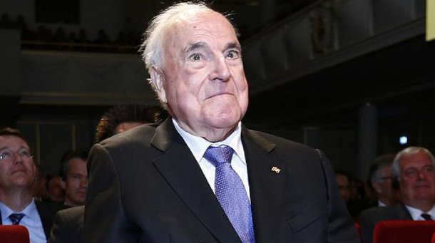 O ex-chanceler alemão Helmut Kohl, o arquiteto da reunificação da Alemanha, morreu nesta sexta-feira aos 87 anos; o chanceler com o mandato mais longo na Alemanha do pós-guerra, de 1982 a 1998, Kohl foi a força motriz por trás da introdução da moeda única europeia, convencendo alemães céticos a abrir mão do marco alemão; Kohl estava frágil e de cadeira de rodas desde que sofreu uma grave queda em 2008