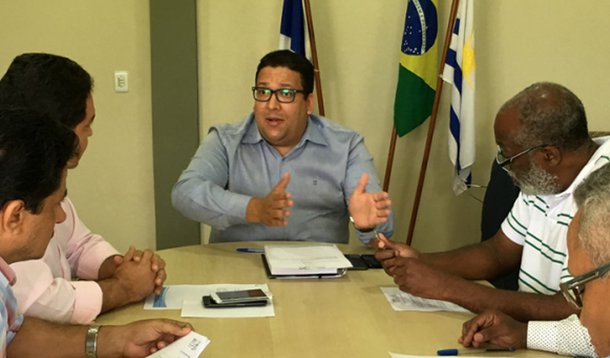 O secretário de Estado da Administração, Geferson Barros, rebateu críticas sobre o anúncio do governo estadual de pagar o 13º de 36.193 servidores (66,12%) do total, nesta quinta-feira (21); “O Executivo vem honrando com os seus compromissos desde o início da gestão. Há muito tempo que a gente vinha falando que vinculava a possibilidade de novas receitas para poder pagar. Houve também as questões como as decisões judiciais em favor dos militares, entre outras, que dificultaram bastante o nosso planejamento”, disse; Sindicato dos Servidores Públicos no Estado do Tocantins (Sisepe-TO,) protocolou notificação extrajudicial ao governador Marcelo Miranda cobrando o pagamento integral do 13º a todos os servidores públicos do estado