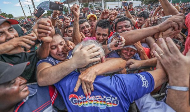 Em mais um ato no Piauí na noite deste sábado 2, na capital Teresina, o ex-presidente Lula lembrou dos tempos em que o Brasil "viveu um momento extraordinário", quando "a gente tinha orgulho de mostrar o passaporte em qualquer lugar"; "Mas esse país extraordinário está acabando. Porque me parece que as pessoas que deram o golpe não conseguem explicar por que o país só piora", lamentou; "Já fomos o país mais feliz do mundo. Hoje vizinhos se negam um bom dia", comparou Lula, em crítica ao governo Temer; a solução, disse ele, será "quando tivermos um governo democraticamente eleito"
