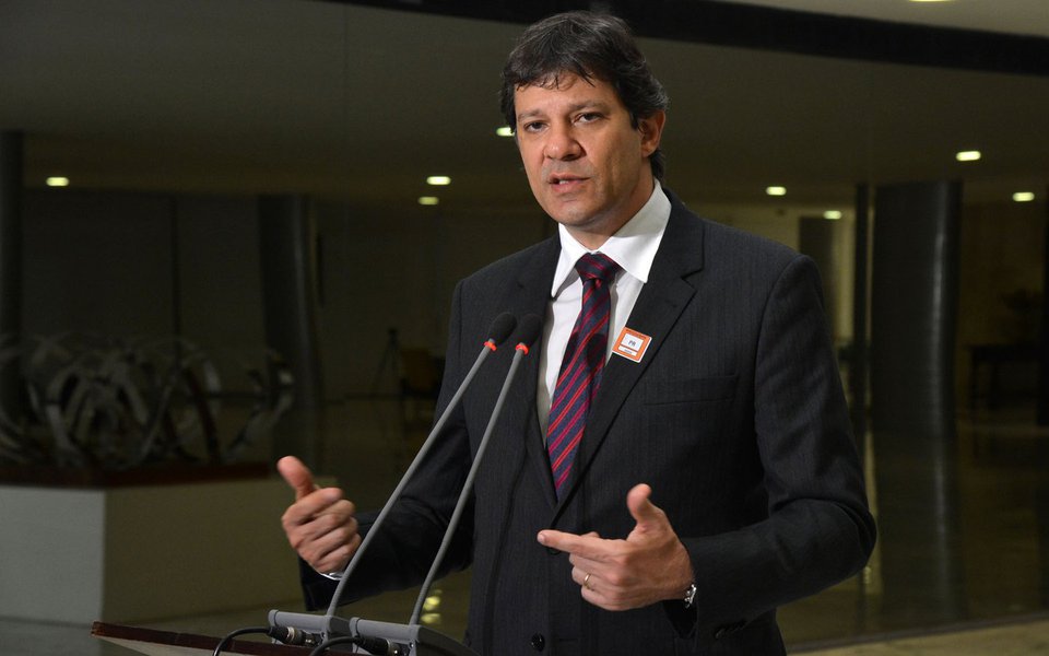 Partido dos Trabalhadores tem uma chance de recuperar o espaço perdido nos últimos anos se dialogar com a sua base e seguir conversando com a população sobre o que aconteceu, sobre o presente e o futuro do país, diz o ex-prefeito de São Paulo Fernando Haddad;  "O PT ainda é o único partido com capilaridade em todo o país. Ele tem penetração no movimento social, nos sindicatos, na universidade. É um partido que foi criado a partir da base. É o único partido na história do Brasil que foi construído a partir da base e atingiu esse nível de capilaridade. Se dialogar com essa base, o partido tem uma chance", diz