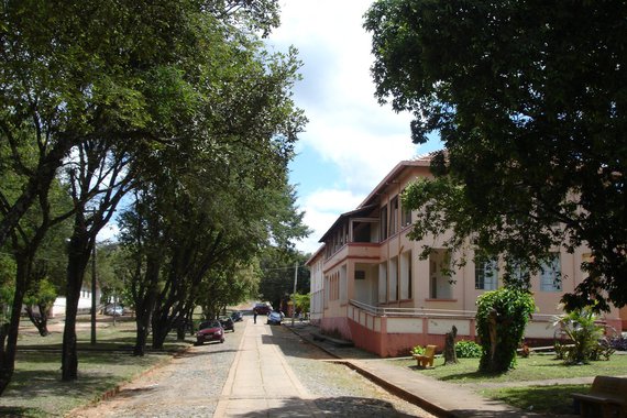 Servidores da área de enfermagem da Fundação Hospitalar de Minas Gerais (Fhemig) trabalham em escala reduzida nos hospitais de Pronto-Socorro João XXIII, Alberto Cavalcanti e João Paulo II, em Belo Horizonte, de acordo com a Associação Sindical dos Trabalhadores em Hospitais de Minas Gerais (Asthemg); sindicato afirma que houve corte de ponto de trabalhadores referente à greve realizada entre 22 de dezembro de 2016 e 29 de janeiro de 2017; a categoria também pede reforma estrutural dos prédios, reparo de equipamentos e o vale-alimentação