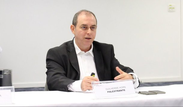 Diretor de Inovação da Accenture, Guilherme Horn afirmou que existem "três requisitos importantes para uma grande empresa ser inovadora; "O primeiro é a governança. Ela precisa ter uma governança voltada para inovação. Por exemplo, precisa definir se a inovação vai ser centralizada, descentralizada ou híbrida"; confira