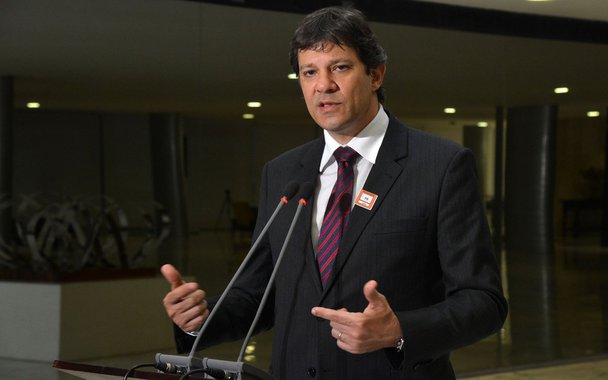 Partido dos Trabalhadores tem uma chance de recuperar o espaço perdido nos últimos anos se dialogar com a sua base e seguir conversando com a população sobre o que aconteceu, sobre o presente e o futuro do país, diz o ex-prefeito de São Paulo Fernando Haddad;  "O PT ainda é o único partido com capilaridade em todo o país. Ele tem penetração no movimento social, nos sindicatos, na universidade. É um partido que foi criado a partir da base. É o único partido na história do Brasil que foi construído a partir da base e atingiu esse nível de capilaridade. Se dialogar com essa base, o partido tem uma chance", diz