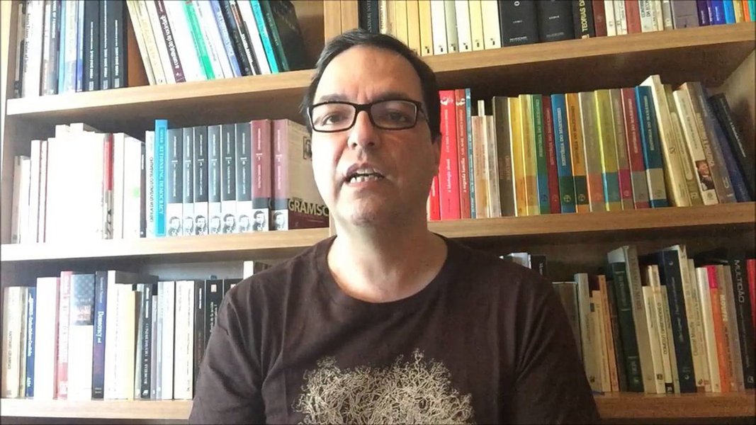 O professor de Ciência Política da UnB Luis Felipe Miguel fez uma defesa veemente da liberdade de expressão, em post em seu Facebook; para Miguel, a liberdade de expressão é muito mais importante para quem quer mudar o mundo do que para quem deseja mantê-lo como está; "Somos nós que precisamos desnaturalizar categorias, difundir informações que estão escamoteadas, desconstruir valores dominantes, mostrar alternativas", diz; "Não podemos responder a ataques defendendo a proibição de outros discursos. É dar um tiro do pé. O que nos convém não é o silêncio, mas o debate"