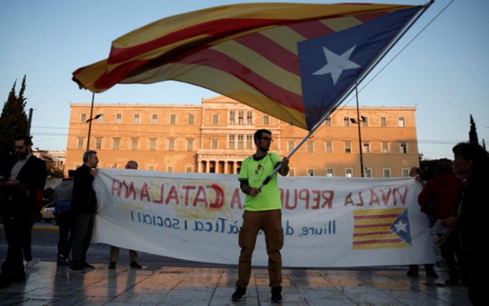 Anarquistas autodeclarados invadiram a embaixada da Espanha em Atenas e lançaram panfletos a favor da independência da Catalunha; funcionários da representação esvaziaram as instalações, deixando somente alguns diplomatas do lado de dentro, disse o funcionário. Não há relatos de danos ou feridos; mais tarde a polícia grega deteve 19 pessoas