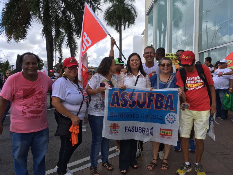Líder do PCdoB na Câmara dos Deputados, a baiana Alice Portugal participa das manifestações em Salvador nesta sexta-feira, dia de greve geral no Brasil; ela condenou as reformas "ultraliberais do governo golpista", e reiterou seu compromisso em barrar estes retrocessos no Congresso; "Com esta greve pujante, vamos derrotar a reforma trabalhista no Senado, uma reforma que retira direitos dos trabalhadores, precariza as relações de trabalho, para prevalecer o negociado sobre o legislado. Com esta greve de hoje, vamos inibir a votação da Reforma da Previdência na Câmara, a reforma mais cruel da história do Brasil, onde as pensionistas irão receber a metade da sua pensão, o trabalhador terá que se aposentar para a morte, pois a nossa expectativa de vida não é tão alta no Brasil", diz Alice