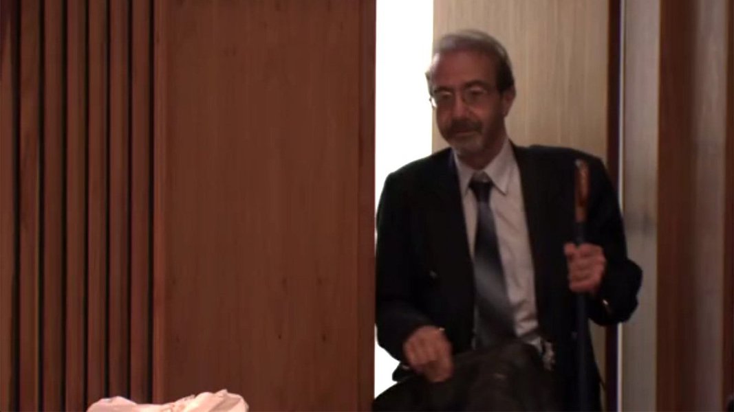O ex-cirurgião Farah Jorge Farah, 68, foi encontrado morto em sua casa, na Vila Mariana, na manhã desta sexta-feira (22); policiais foram até a casa do médico para cumprir mandado de prisão; ele chegou a atender a porta, mas, como demorou para abri-la novamente, policiais forçaram a entrada e o encontraram sem vida com um corte na perna; Farah tinha sido condenado a 16 anos de prisão pela morte, esquartejamento e ocultação do cadáver da ex-amante Maria do Carmo Alves, em 2003; ele teve a pena reduzida para 14 anos e oito meses por ter confessado o crime