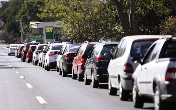 Aumento de impostos sobre os combustíveis e expectativas pela revisão da meta fiscal pelo governo fizeram com que os economistas do mercado alterassem suas projeções para a inflação ao final deste ano; conforme mostra a mais recente edição do relatório Focus, divulgada na manhã desta segunda-feira, a mediana dos economistas consultados pelo Banco Central para o IPCA saltou de 3,45% para 3,50% em 2017