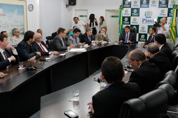 O governador Wellington Dias reuniu-se, no Palácio de Karnak, com os representantes da Câmara Setorial de Energias Renováveis e gestores de outros órgãos, para discutir um plano que tem como objetivos principais o fomento a projetos do setor produtivo; um conjunto de medidas acertadas na reunião passará a fazer parte do planejamento para alavancar o setor de energias renováveis no estado; “Atualmente, este é o setor mais dinâmico da economia do Piauí, no qual estão sendo investidos cerca de R$ 25 bilhões. Agora, setor público e privado trabalharão em conjunto para gerar emprego, desenvolvimento e crescimento econômico nessa área de energias limpas”, destacou Wellington