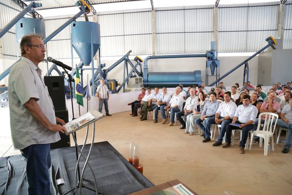 O governador Marcelo Miranda (PMDB) cumpriu agenda de eventos no interior do Estado nesse final de semana; Miranda destacou as potencialidades da região do Bico do Papagaio, hoje com cerca de 226 mil habitantes; segundo ele, o setor econômico tem como pontos fortes a Agropecuária e a Agricultura, ambos representando 30% da economia do Estado; "O comércio representa 21%, a indústria 10%, enquanto o setor de serviços representa 9%. Precisamos aumentar esses percentuais. Para isso, precisamos nos preparar, incentivar o desenvolvimento em todos os setores", motivou