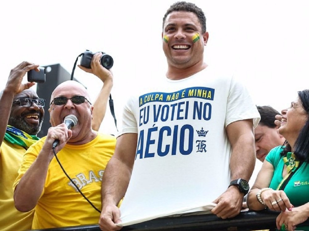 "Os cinco inquéritos abertos contra o senador Aécio Neves provocaram uma verdadeira revolução no comércio. Camisetas 'A culpa não é minha eu votei no Aécio' começaram a ser devolvidas – ou foram alvo de reclamações em sites de defesa do consumidor", diz texto do Sensacionalista