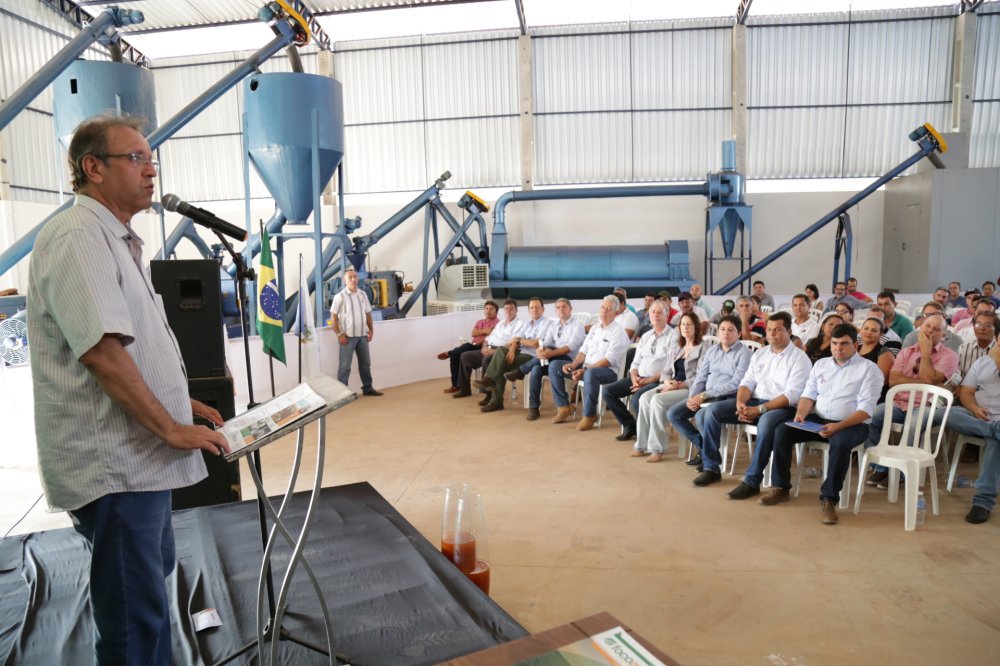 O governador Marcelo Miranda (PMDB) cumpriu agenda de eventos no interior do Estado nesse final de semana; Miranda destacou as potencialidades da região do Bico do Papagaio, hoje com cerca de 226 mil habitantes; segundo ele, o setor econômico tem como pontos fortes a Agropecuária e a Agricultura, ambos representando 30% da economia do Estado; "O comércio representa 21%, a indústria 10%, enquanto o setor de serviços representa 9%. Precisamos aumentar esses percentuais. Para isso, precisamos nos preparar, incentivar o desenvolvimento em todos os setores", motivou