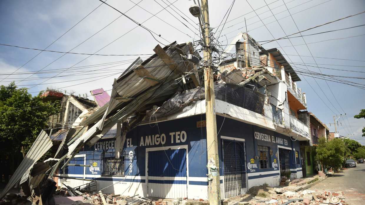 Um tremor de magnitude 5,5 na escala Richter sacudiu neste sábado o sul do México e teve epicentro perto de Salina Cruz, em Oaxaca, o estado mais afetado pelo terremoto de 7 de setembro, informou o Serviço Sismológico Nacional; o abalo sísmico foi registrado às 9h18 (hora local; 11h58 de Brasília) com epicentro em águas do Pacífico, a 56 quilômetros ao sul de Salina Cruz e a 31 quilômetros de profundidade; "Até o momento não foram relatados danos pelo sismo de magnitude 5,5 nos estados onde foi sentido", informou no Twitter o coordenador nacional de Proteção Civil, Luis Felipe Puente