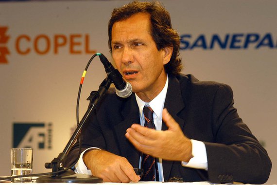 Ao contrário do que dizem o governo e a mídia que apoiou o golpe, o crescimento do PIB de 0,1%, no terceiro trimestre - abaixo do 0,3% esperado – é um dado "muito ruim", avalia o professor do Instituto de Economia da Unicamp Ricardo Carneiro; num pequeno texto, ele aponta várias razões para não ser otimista em relação à economia brasileira; "A estagnação ante o trimestre anterior se combina com a continuidade da desaceleração ante os dois trimestres do ano", diz Carneiro
