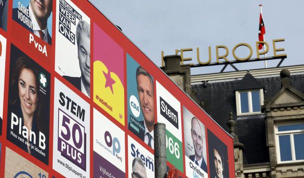 População da Holanda foi às urnas nesta quarta-feira em uma eleição vista como um teste do sentimento nacionalista, amplificado por um desentendimento com a Turquia nos últimos dias, na primeira de três votações neste ano na União Europeia nas quais partidos anti-imigrantes buscam avanços; partido de centro-direita VVD, do primeiro-ministro Mark Rutte, de 50 anos, disputa com o Partido da Liberdade (PVV) do incendiário líder anti-islã e anti-UE Geert Wilders, de 53 anos, para formar o maior partido no Parlamento