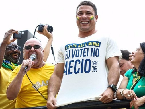 "Os cinco inquéritos abertos contra o senador Aécio Neves provocaram uma verdadeira revolução no comércio. Camisetas 'A culpa não é minha eu votei no Aécio' começaram a ser devolvidas – ou foram alvo de reclamações em sites de defesa do consumidor", diz texto do Sensacionalista
