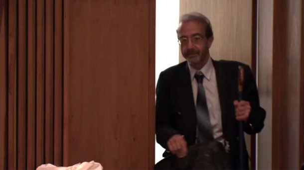 O ex-cirurgião Farah Jorge Farah, 68, foi encontrado morto em sua casa, na Vila Mariana, na manhã desta sexta-feira (22); policiais foram até a casa do médico para cumprir mandado de prisão; ele chegou a atender a porta, mas, como demorou para abri-la novamente, policiais forçaram a entrada e o encontraram sem vida com um corte na perna; Farah tinha sido condenado a 16 anos de prisão pela morte, esquartejamento e ocultação do cadáver da ex-amante Maria do Carmo Alves, em 2003; ele teve a pena reduzida para 14 anos e oito meses por ter confessado o crime