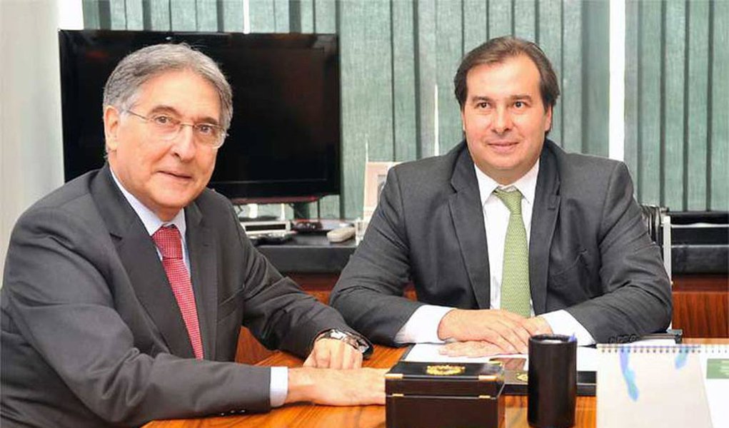 O governador de Minas Gerais, Fernando Pimentel, está em Brasília, para a votação do projeto de securitização das dívidas da União, estados e municípios; com a aprovação da proposta, deverá vir o recurso para pagar o 13° dos servidores públicos no estado; se aprovado na Câmara, vai angariar entre R$ 1,8 bilhão e R$ 2 bilhão, de acordo com estimativa do governo mineiro; Pimentel disse não ter plano B para obter recurso e quitar o abono natalino