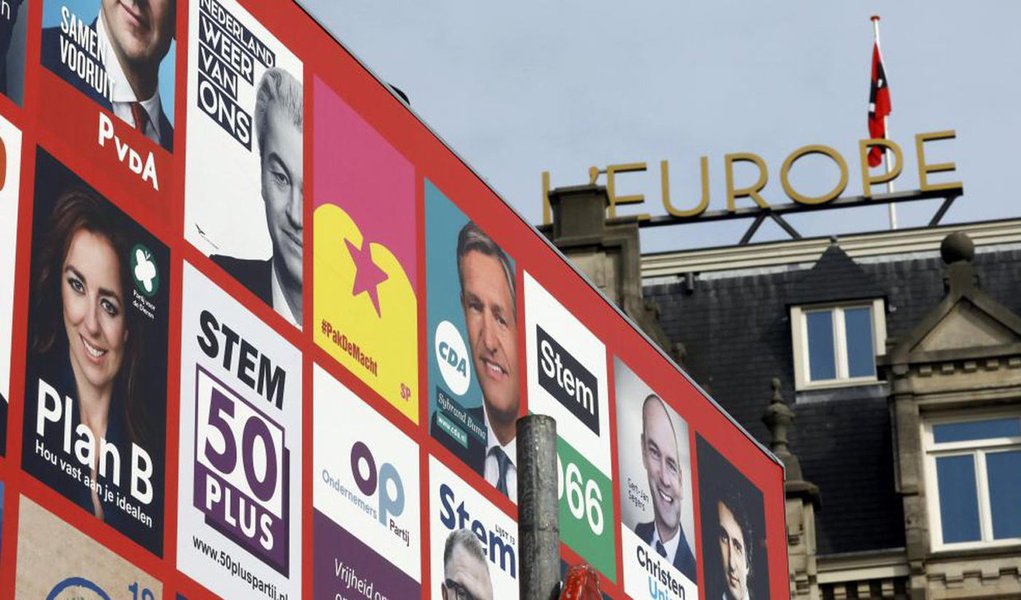 População da Holanda foi às urnas nesta quarta-feira em uma eleição vista como um teste do sentimento nacionalista, amplificado por um desentendimento com a Turquia nos últimos dias, na primeira de três votações neste ano na União Europeia nas quais partidos anti-imigrantes buscam avanços; partido de centro-direita VVD, do primeiro-ministro Mark Rutte, de 50 anos, disputa com o Partido da Liberdade (PVV) do incendiário líder anti-islã e anti-UE Geert Wilders, de 53 anos, para formar o maior partido no Parlamento