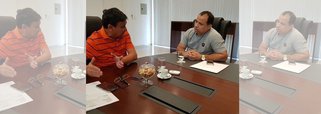 O governador Wellington Dias esteve reunido, na residência oficial, com o deputado Estadual Evaldo Gomes para tratar da elaboração de um projeto que vai beneficiar os pequenos produtores e empreendedores rurais; objetivo é propiciar a tecnologia necessária para aumentarem a produção com segurança; “Vamos através do fundo de combate à pobreza e também de outras parcerias que temos, por exemplo, como o FIDA, viabilizar as condições de atendimentos nessas áreas", garante o governador