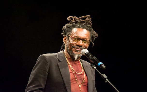 Artistas dos mais variados estilos e segmentos usaram as redes sociais para lamentar, com frases de tristeza e fotos, a morte do cantor e compositor Luiz Melodia, que faleceu nesta sexta-feira (4), aos 66 anos, em decorrência de um câncer de medula;"Notícia triste na manhã de sexta. Descanse em paz", resumiu o cantor e ex-ministro Gilberto Gil