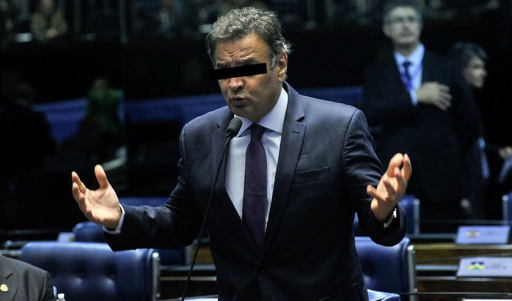A revelação de que o maior empreiteiro do País, Marcelo Odebrecht, acertou um repasse de R$ 50 milhões, parcialmente pago em Cingapura, com o presidente nacional do PSDB, senador Aécio Neves (PSDB-MG), como contrapartida por investimentos da Cemig e de Furnas numa usina do rio Madeira, noticiada na Folha de S.Paulo deste domingo, ainda que de forma discreta, não mereceu uma linha sequer do Globo, do Estado de S. Paulo ou do Valor Econômico; das duas, uma: ou os editores dos jornalões não leem a Folha, ou os barões da mídia fecharam um acordo para, mais uma vez, blindar o político tucano, que é alvo do maior número de pedidos de inquéritos da "lista de Janot"; em suas redes sociais, Aécio também não se manifestou
