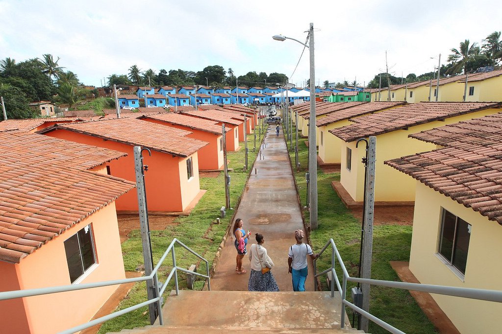 Dados analisados pela Superintendência de Estudos Econômicos e Sociais da Bahia (SEI) sobre o Déficit Habitacional do Brasil e suas unidades federativas apontam avanço no estado: a redução de 11,5% no déficit habitacional, que saiu de cerca de 511 mil domicílios em 2007 para 452 mil domicílios em 2015; entre as 27 estados, a Bahia foi o segundo que mais reduziu o Déficit (- 58.796 domicílios), atrás apenas do Maranhão (-72.498 domicílios)