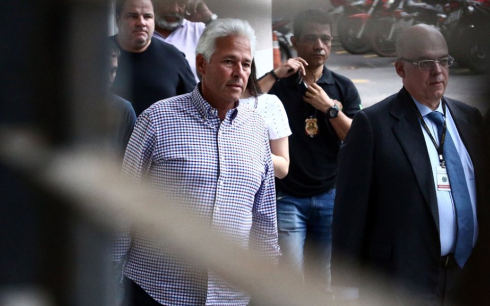 Justiça do Rio de Janeiro concedeu hoje (6) medida cautelar para que o ex-vice-presidente de futebol do Flamengo Flávio Godinho cumpra prisão domiciliar, seguindo determinação do ministro do Supremo Tribunal Federal (STF) Gilmar Mendes, que suspendeu a prisão preventiva e autorizou o juiz a aplicar medidas alternativas. Godinho foi preso em janeiro na Operação Eficiência, um desdobramento da Operação Lava Jato, no Rio de Janeiro; ele é acusado de envolvimento em esquemas de lavagem de dinheiro de propina no governo de Sérgio Cabral