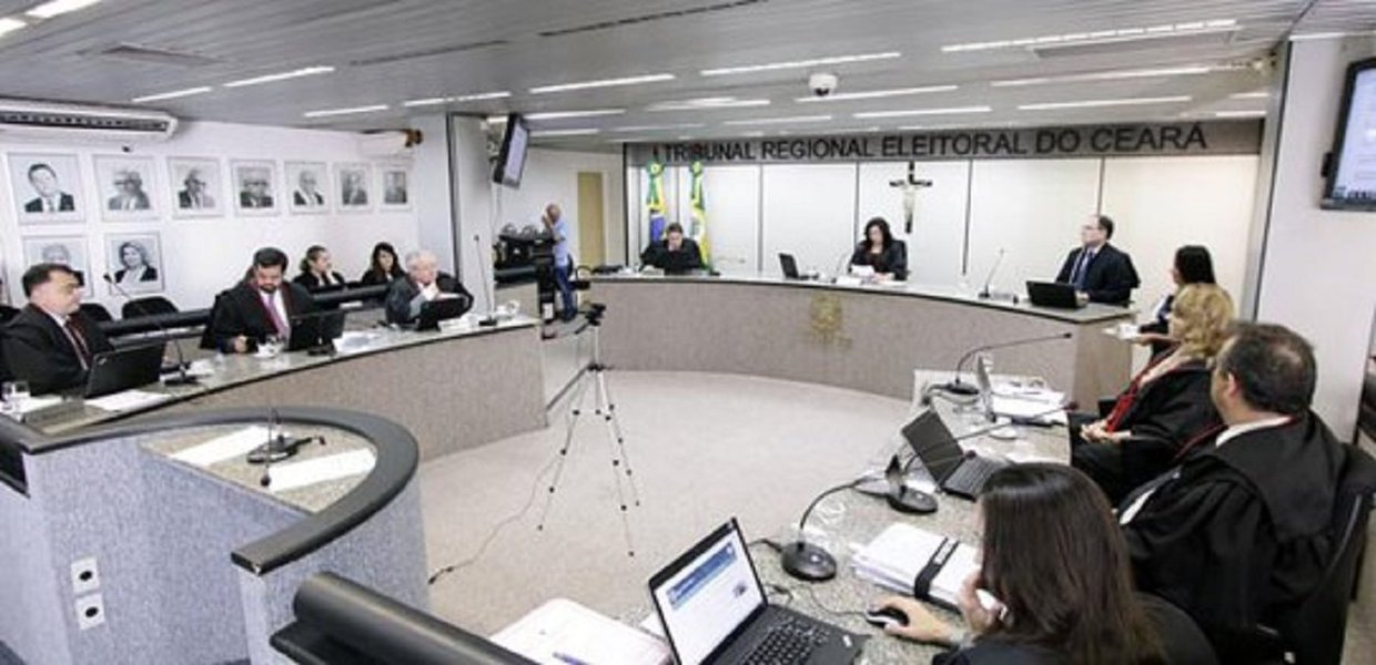 O Tribunal Regional Eleitoral do Ceará, aprovou hoje, proposta de extinção de 18 zonas eleitorais no interior do estado e o remanejamento de 4 dessas zonas para a capital, reduzindo de 123 para 109 o número total de zonais, em todo o Estado do Ceará. Com o remanejamento Fortaleza, teve aumentando de 13 para 17 o total de zonas eleitorais