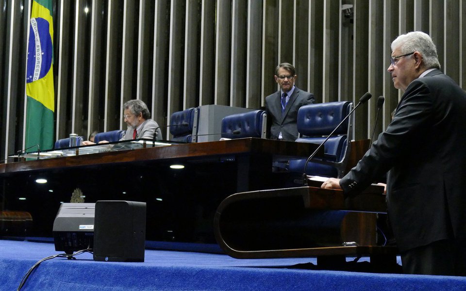 O senador Roberto Requião (PMDB-PR) fez um apelo aos procuradores, delegados e juízes da Operação Lava Jato; parlamentar afirmou que um mistério ronda a operação: qual a participação dos bancos nos casos de lavagem de dinheiro e pagamento de propinas no Brasil e no exterior?; segundo o congressista, os doleiros usam o sistema bancário como braço operacional de suas transferências de dinheiro e o Banco Central nada faz para esclarecer os fatos. Para Requião, se houver fraudes nestas operações, a Lava Jato tem o dever moral de denunciá-las ao mundo