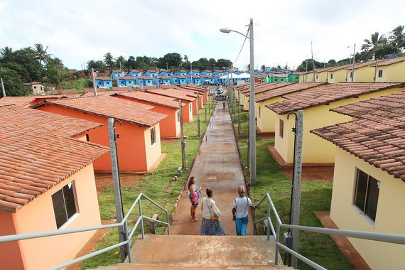 Dados analisados pela Superintendência de Estudos Econômicos e Sociais da Bahia (SEI) sobre o Déficit Habitacional do Brasil e suas unidades federativas apontam avanço no estado: a redução de 11,5% no déficit habitacional, que saiu de cerca de 511 mil domicílios em 2007 para 452 mil domicílios em 2015; entre as 27 estados, a Bahia foi o segundo que mais reduziu o Déficit (- 58.796 domicílios), atrás apenas do Maranhão (-72.498 domicílios)