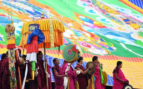 O budismo considera que a vida é uma escola de contínuo aperfeiçoamento físico, psíquico, mental e espiritual. Nesse sentido, as práticas artísticas são constantes, pois elas espelham um dos objetivos maiores do budismo tibetano que é a transformação do próprio indivíduo praticante em uma obra de arte. A pintura thangka é uma das principais formas da arte budista tibetana.