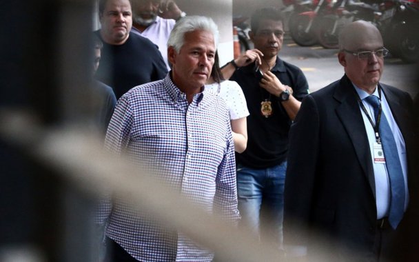 Justiça do Rio de Janeiro concedeu hoje (6) medida cautelar para que o ex-vice-presidente de futebol do Flamengo Flávio Godinho cumpra prisão domiciliar, seguindo determinação do ministro do Supremo Tribunal Federal (STF) Gilmar Mendes, que suspendeu a prisão preventiva e autorizou o juiz a aplicar medidas alternativas. Godinho foi preso em janeiro na Operação Eficiência, um desdobramento da Operação Lava Jato, no Rio de Janeiro; ele é acusado de envolvimento em esquemas de lavagem de dinheiro de propina no governo de Sérgio Cabral