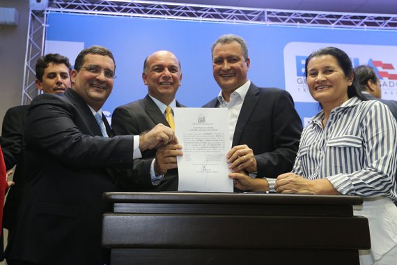 O governador Rui Costa assinou na tarde desta segunda-feira em Salvador convênios que garantem investimentos em infraestrutura urbana, agricultura familiar e saúde em 61 municípios baianos; no total, R$ 37 milhões serão disponibilizados para obras de pavimentação de ruas, drenagem, macrodrenagem, reforma de estádios, ginásios, mercados e centros de abastecimentos, construção de pontes, aquisição de veículos e equipamentos para agricultores familiares e cessão de uso de bens móveis de saúde; "Quem me acompanha sabe o quanto eu valorizo a relação com o município. Conseguimos fazer mais e melhor com parceria. No próximo dia 27, faremos novo ato como novos municípios, para que possamos celebrar mais convênios", disse Rui