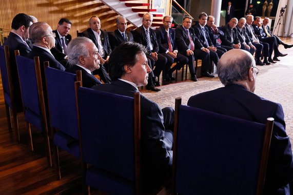 Por sugestão do governador Marconi Perillo, o presidente Michel Temer autorizou, durante reunião com governadores, o BNDES a preparar de imediato um cronograma de renegociação das dívidas dos Estados com a instituição financeira; a União prepara renegociação superior a R$ 50 bilhões em dívidas dos governos estaduais com o banco, em duas etapas; compromisso entre o governo federal e os governadores estaduais foi firmado durante encontro na noite de terça-feira (13) no Palácio da Alvorada, ao qual compareceram 16 governadores, quatro vice-governadores e ministros da área econômica além do presidente do BNDES, Paulo Rabello de Castro