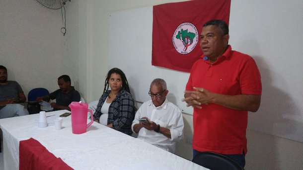 Em agenda no município de Vitória da Conquista, o deputado federal Valmir Assunção (PT) avaliou que o prefeito Herzem Gusmão (PMDB) "está destruindo a cidade"; ele se reuniu com lideranças do Movimento dos Trabalhadores Rurais Sem Terra (MST) e com militantes petistas para um debate de estratégia para a continuidade do segundo semestre; "O governo golpista de Michel Temer [PMDB] parou a reforma agrária neste país. Em Conquista, seu aliado está afundando a cidade depois de 20 anos de desenvolvimento com os governos do PT", disse o deputado