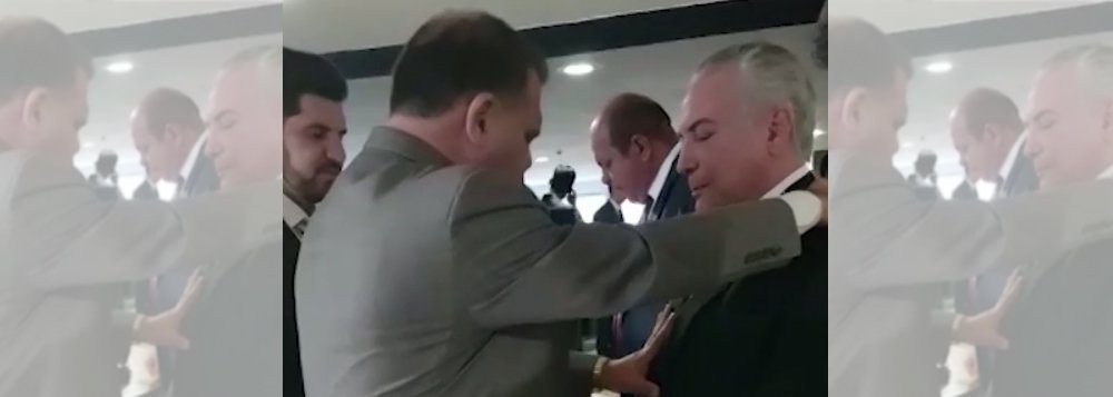 Durante visita ao Encontro Nacional de Comércio Exterior, Michel Temer recebeu uma bênção do pastor Marcos Pereira da Silva, líder da Igreja Assembleia de Deus dos Últimos Dias; Silva foi preso, em 2013, pelo crime de estupro, e condenado pela 2ª Vara Criminal de São João de Meriti, em primeira instância, a 15 anos de reclusão pelo crime de atentado violento ao pudor; pastor pediu para Deus “visitar o coração, a coluna, o rim, o intestino, o fígado”, entre outros órgãos do peemedebista 